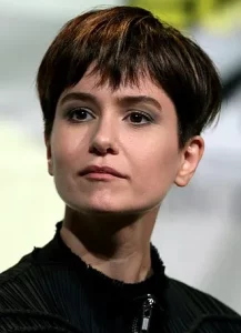 Katherine Waterston 28612937635 cropped 11zon