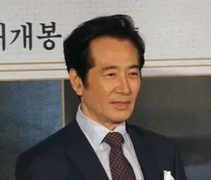 330px 180813 영화 명당제작발표회 백윤식