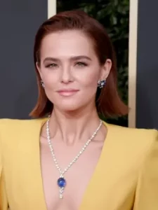 Zoey Deutch at Golden Globes Red Carpet 2020 3x4 cropped 11zon
