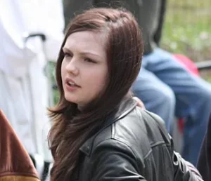 Emily Meade filming Twelve in Central Park 21 04 09 crop 11zon